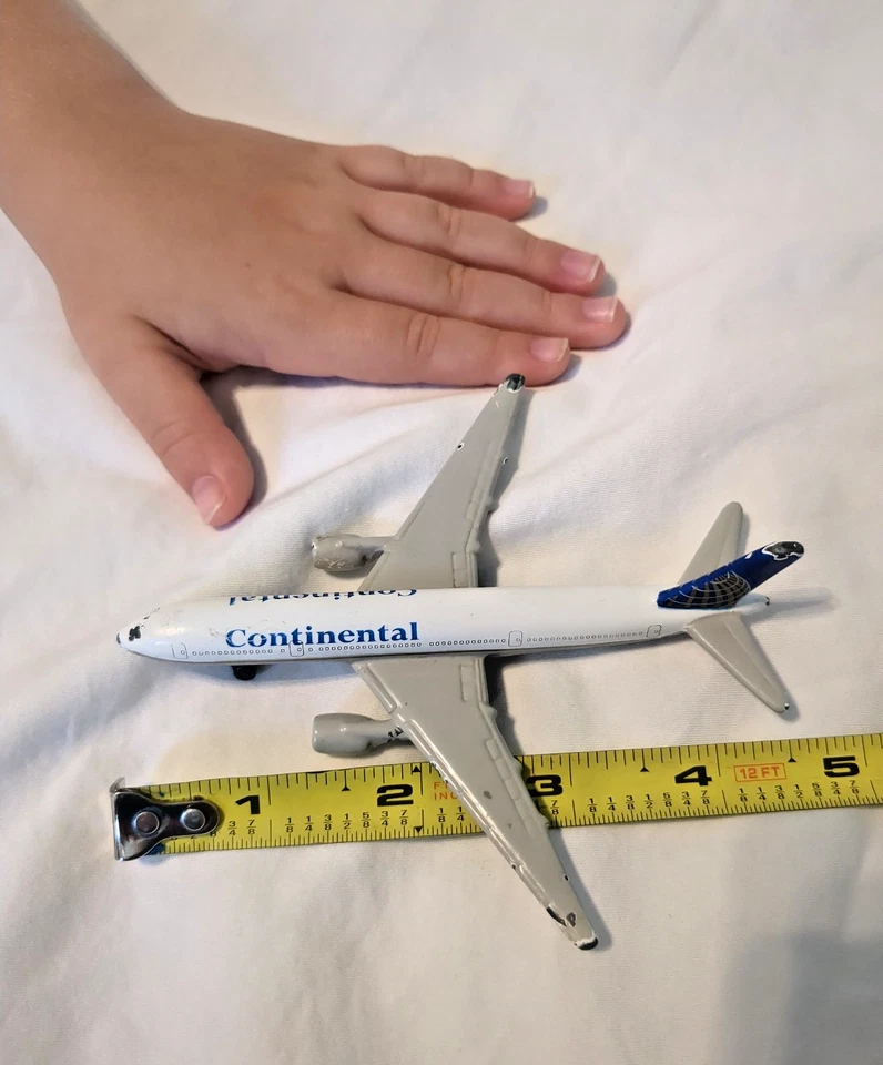 Avión a reacción Mattel/Matchbox Continental Airline Boeing 777-200 2005 metal fundido a presión Foto 1 de 4