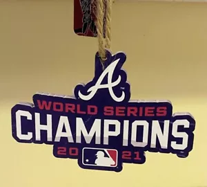 Atlanta Braves 2021 Campeones de la Serie Mundial Madera Plana Adorno de Navidad Foco - Imagen 1 de 1