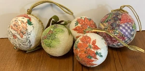 Adornos de árbol de Navidad esmerilados recubiertos de azúcar de colección 5 bolas Santa Poinsettias - Imagen 1 de 1