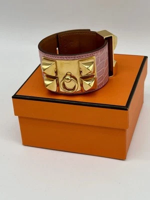 Brazalete Hermès de cuero de cocodrilo rosa brillante enchapado en oro Foto 1 de 4