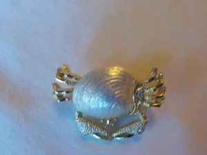 Broche prendedor vintage Gerry tono dorado concha de cangrejo pedrería de mar años 60 1 1/4" excelente - Imagen 1 de 4