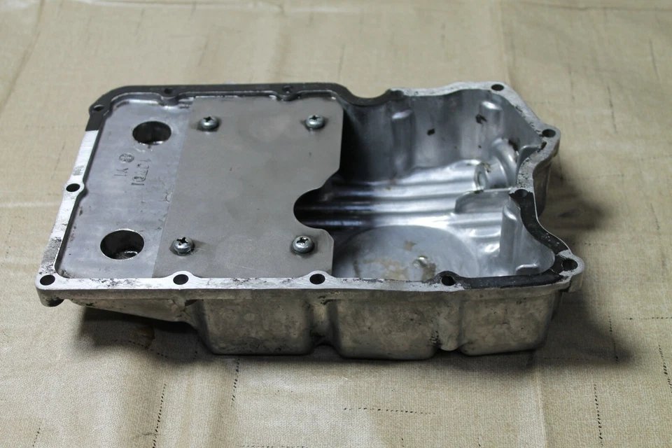 Yamaha XS750 SE 1978 colador de aceite de motor cubierta 1J7-13417-01-00 Foto 1 de 4