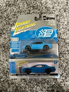 Lata de almacenamiento de coleccionista Johnny Lightning Pro 2014 Dodge Challenger SRT8 Petty Blue - Imagen 1 de 1