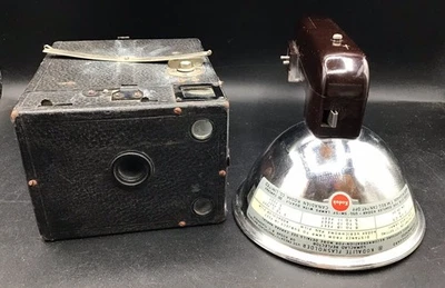 vintage box camera and KODALITE FLASHOLDER - 2 pc lot Foto 1 de 4