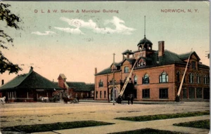 TARJETA POSTAL DE NORWICH, NUEVA YORK - ESTACIÓN DE FERROCARRIL D L & W Y EDIFICIO MUNICIPAL 1910 - Imagen 1 de 2