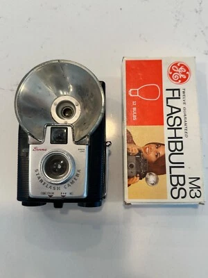 Cámara Kodak Brownie Starflash de colección con 12 bombillas de flash lente Dakon Foto 1 de 4