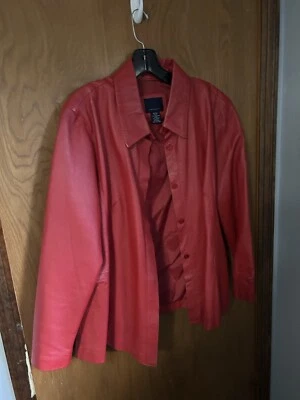 Chaqueta con botones de cuero genuino roja talla grande 18/20 Lane Bryant para mujer Foto 1 de 3
