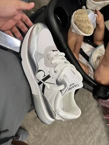 Calvin Klein Magalee 2 Casual Logo Schnürschuhe Sneaker Silber Schuhe Größe 11 - Bild 1 von 6