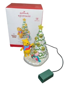 Hallmark Andenken Ornament Winnie Puuh O, Hasenbaum 2013 MAGIE LESEN - Bild 1 von 11