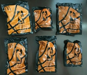 Juego completo de (6) juguetes de McDonald's Happy Meal 2005 NBA nuevo en paquete - Imagen 1 de 4