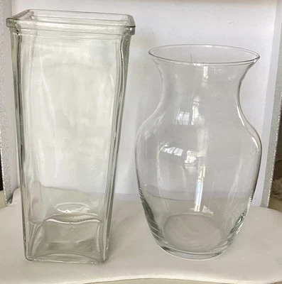 2 vasos de flores de vidro transparente par incompatível 1 redondo alargado e 1 quadrado americano - Imagem 1 de 4