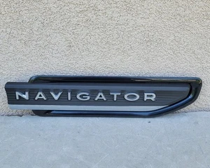 22 23 24 2022-2024 LINCOLN NAVIGATOR FRONT RIGHT FENDER EMBLEM OEM - Picture 1 of 8