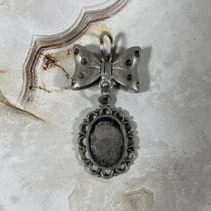 Sterling Silver Bow and Hanging Open Faced Locket Pendant Charm - Bild 1 von 6