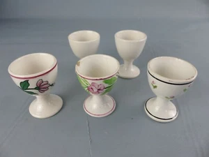 SARREGUEMINES lot de 5 coquetiers dont 2 blancs et 3 peints à la main - Picture 1 of 7