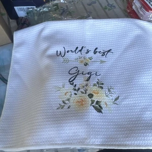 Worlds Greatest Gigi Kitchen Towels 2 Pk. Great Gifts - Picture 1 of 2