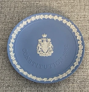 Wedgwood Jasperware Teller Canadian Constitution 1982 Limited Ed. Queen Elizabeth - Bild 1 von 15