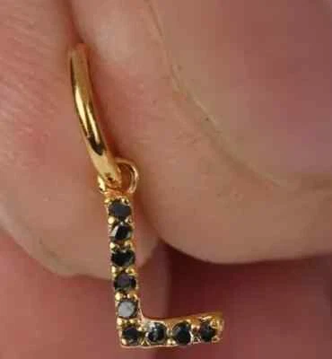 Colgante con inicial de diamante negro "L" enchapado en oro amarillo de 14 quilates redondo de 1 quilate creado en laboratorio Foto 1 de 4