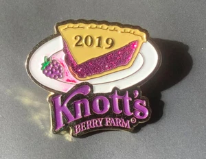 Knott's Berry Festival 2019 Mitarbeiter-Pin - Bild 1 von 2