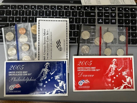 2005 Mint Set Original Envelope 22 Brilliant Uncirculated US Coins Satin Finish Cover