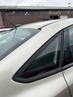 Cuarto de vidrio usado para: Ford Focus SDN 2017 moldeado negro grado A derecho Foto 1 de 4