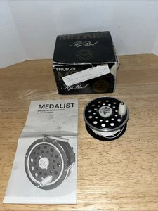 VINTAGE PFLUEGER MEDALIST 1494 1/2 FLY REEL, MADE IN USA in ORIGINAL BOX - Picture 1 of 8