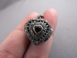 VINTAGE STERLING MARCASITE GARNET HEART PICTURE LOCKET PENDANT - Imagen 1 de 5