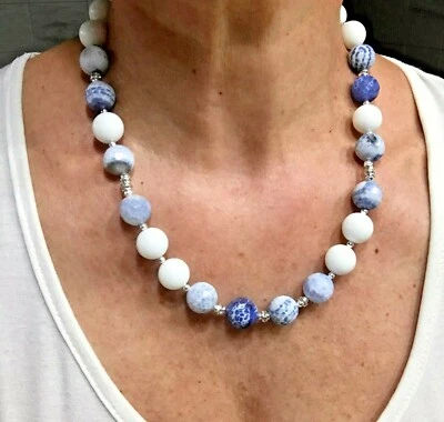 Collana donna pietre dure naturali:agata striata blu-bianco, agata bianco lucido - Immagine 1 di 4
