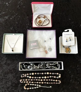 Modeschmuck Konvolut - Halsketten, Ohrringe, Anhänger, Perlen - Neu in Boxen - Bild 1 von 23