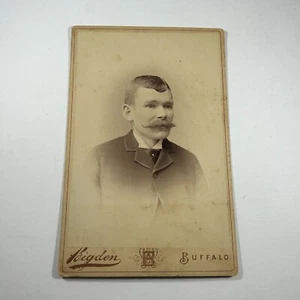 Tarjeta de gabinete joven con bigote retrato Mr. Spriegle búfalo Nueva York - Imagen 1 de 13