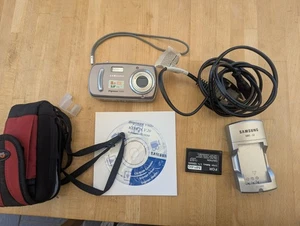 Samsung Digimax V800 8.1MP Digital Camera and charger - Picture 1 of 11