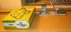 MARKLIN 7054 HO MECHANICALLY ACTIVATED  LEVEL or GRADE CROSSING SET  - Picture 1 of 2