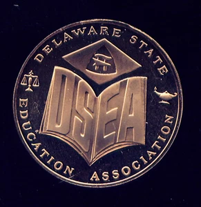 DELAWARE STATE EDUCATION ASSOCIATION (DSEA) MEDAILLE (2G789) wunderschöner Nachweis - Bild 1 von 2