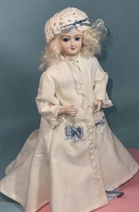 12" lächelnde Bru französische Modepuppe Mohair Perücke, Glasaugen gekleidet Künstler hergestellt - Bild 1 von 14