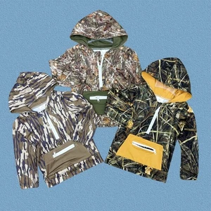 Top con capucha y cremallera manga larga camuflaje Bottomland para niños pequeños - Imagen 1 de 10