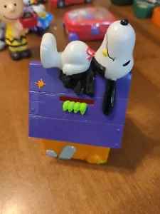 Caramelle Whitman Halloween Bank Snoopy come Dracula sulla cuccia viola e arancione - Foto 1 di 7