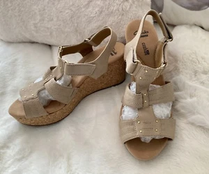 Colección de Clarks ~ Sandalias de cuña con plataforma beige cojín suave talla 6 del Reino Unido nuevas sin caja - Imagen 1 de 8