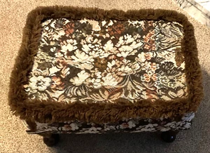 VINTAGE RECTANGULAR LOW FOOTSTOOL TAPESTRY COVERED FAUX FUR TRIM QUEEN ANNE LEGS - Picture 1 of 6
