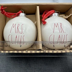 Juego de 2 adornos navideños Mr. & Mrs. Claus Rae Dunn de Magenta de cerámica blanca - Imagen 1 de 11
