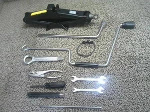 TOYOTA Lexus ls 2007 DAA-UVF46 Toolkit [Used] [PA118334056] - Picture 1 of 10