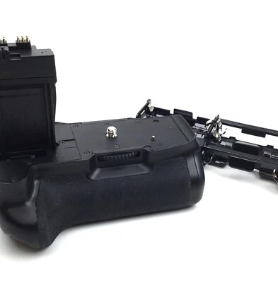 Meike MK-550D Battery Grip for Canon T2i, T3i, T4i, T5i DSLR - Image 1 of 2