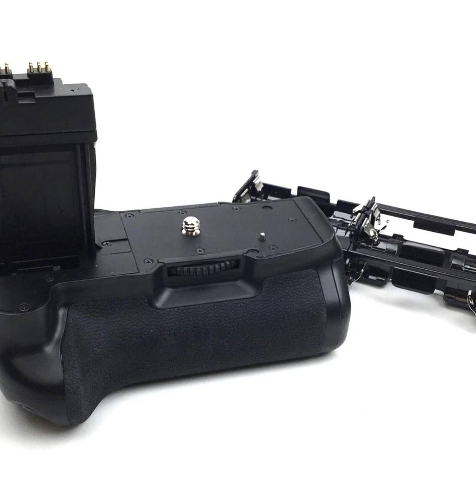 Meike MK-550D Battery Grip for Canon T2i, T3i, T4i, T5i DSLR - Image 1 of 2