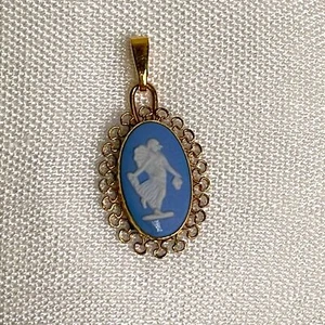 Vintage Van Dell Wedgewood 12k Gold Electroplate Cameo Blue Pendant - Picture 1 of 7