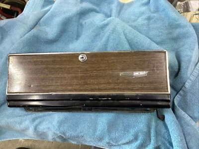 1966 雪佛兰 Caprice 手套盒门木纹插入件带铰链 Impala — 第 1/4 张图片