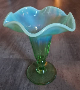 Antique EAPG Northwood Glass Company Green Vase Opalescent Ruffle Trim 6.5'' - Picture 1 of 6