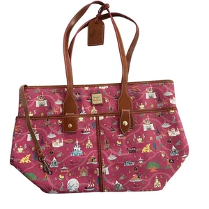 Borsa tote Dooney & Bourke Disney Park Life porta passaporto rosa marrone etichetta con bordo in pelle - Foto 1 di 22