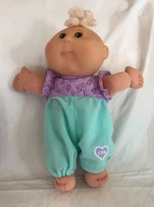 2004 Cabbage Patch Bambini Baby Doll Gioca Lungo Bianchi Capelli Ricci Occhi Verdi Usato in Ottime Condizioni - Foto 1 di 7