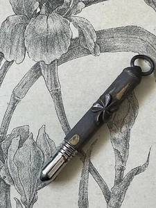 Ancien Porte Crayon en métal à décor de Trèfle à 4 feuilles Porte Bonheur - Picture 1 of 2