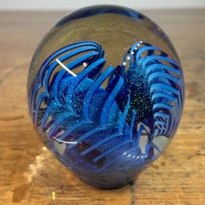 Robert Eickholt fermacarte in vetro artistico 4"H voragine iridescente 2000 vortice blu - Foto 1 di 5