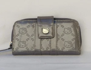 Cartera sin asas Sanrio Loungefly Hello Kitty gris plateado acolchada en relieve usada en excelente estado - Imagen 1 de 6