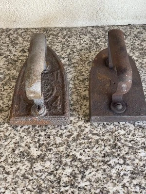 2 Anciens fer à repasser fonte - Photo 1/4